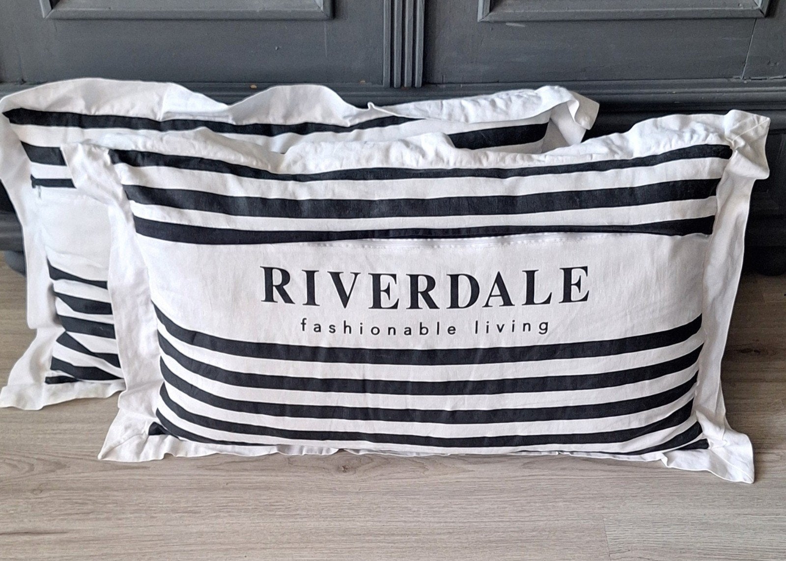 2 Riverdale kussens. Samen €15,-, Ophalen, Zo goed als nieuw
