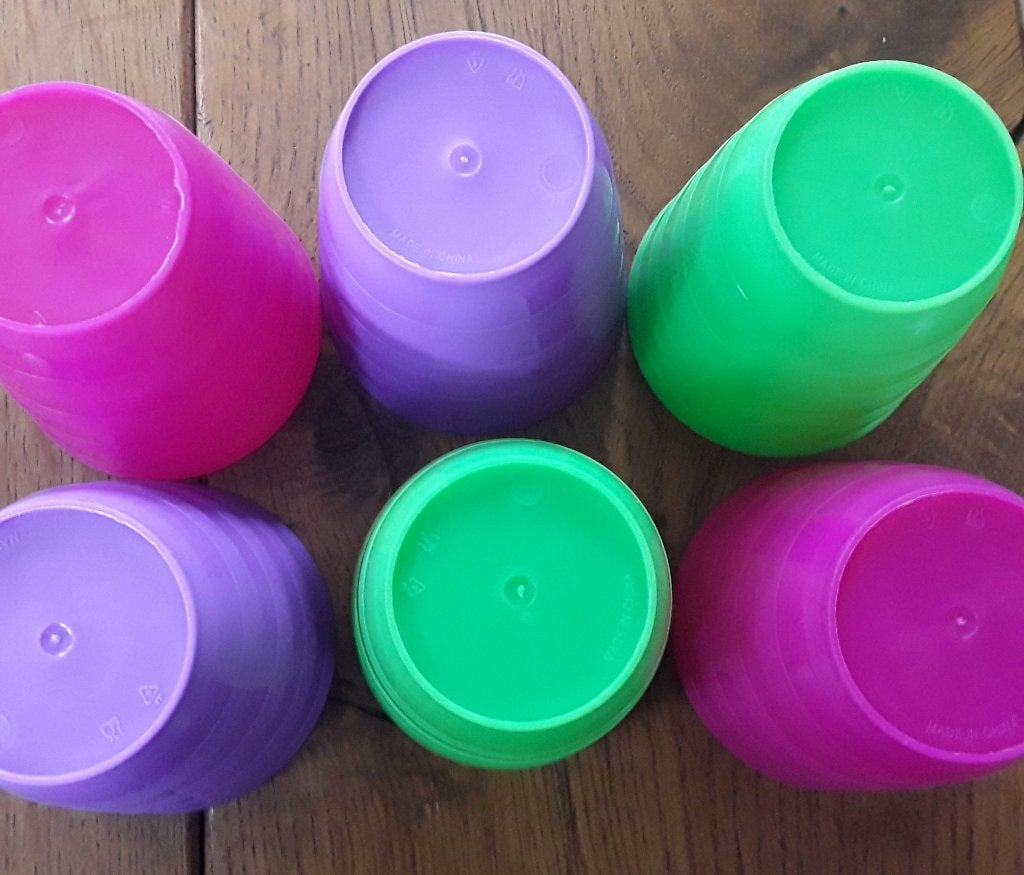 Foto 5 van Kleurrijke bekers van kunststof - paars groen roze