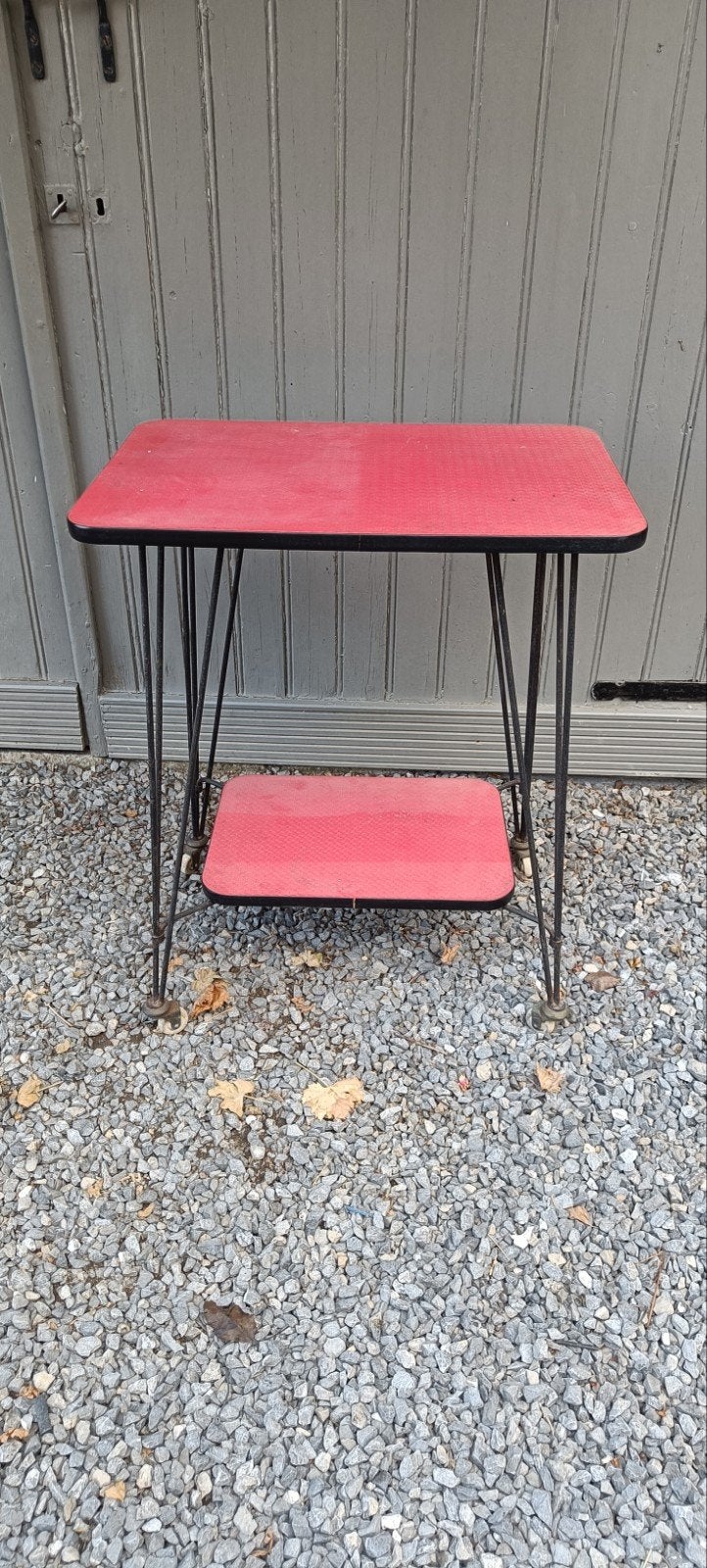 Vintage bijzettafel rood met metalen poten, Ophalen of Verzenden