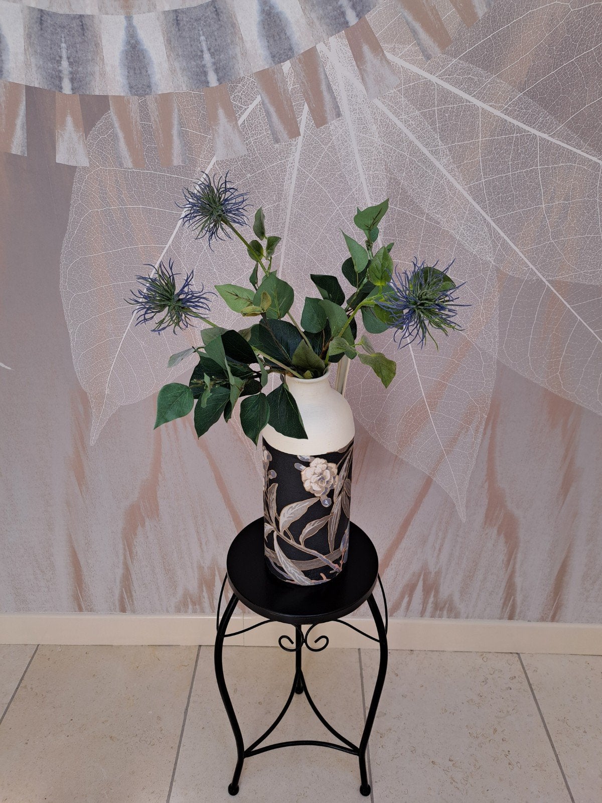 Decoratieve vaas met kunstbloemen, Huis en Inrichting, Woonaccessoires | Vazen, Ophalen, Overige materialen, Zwart, Zo goed als nieuw
