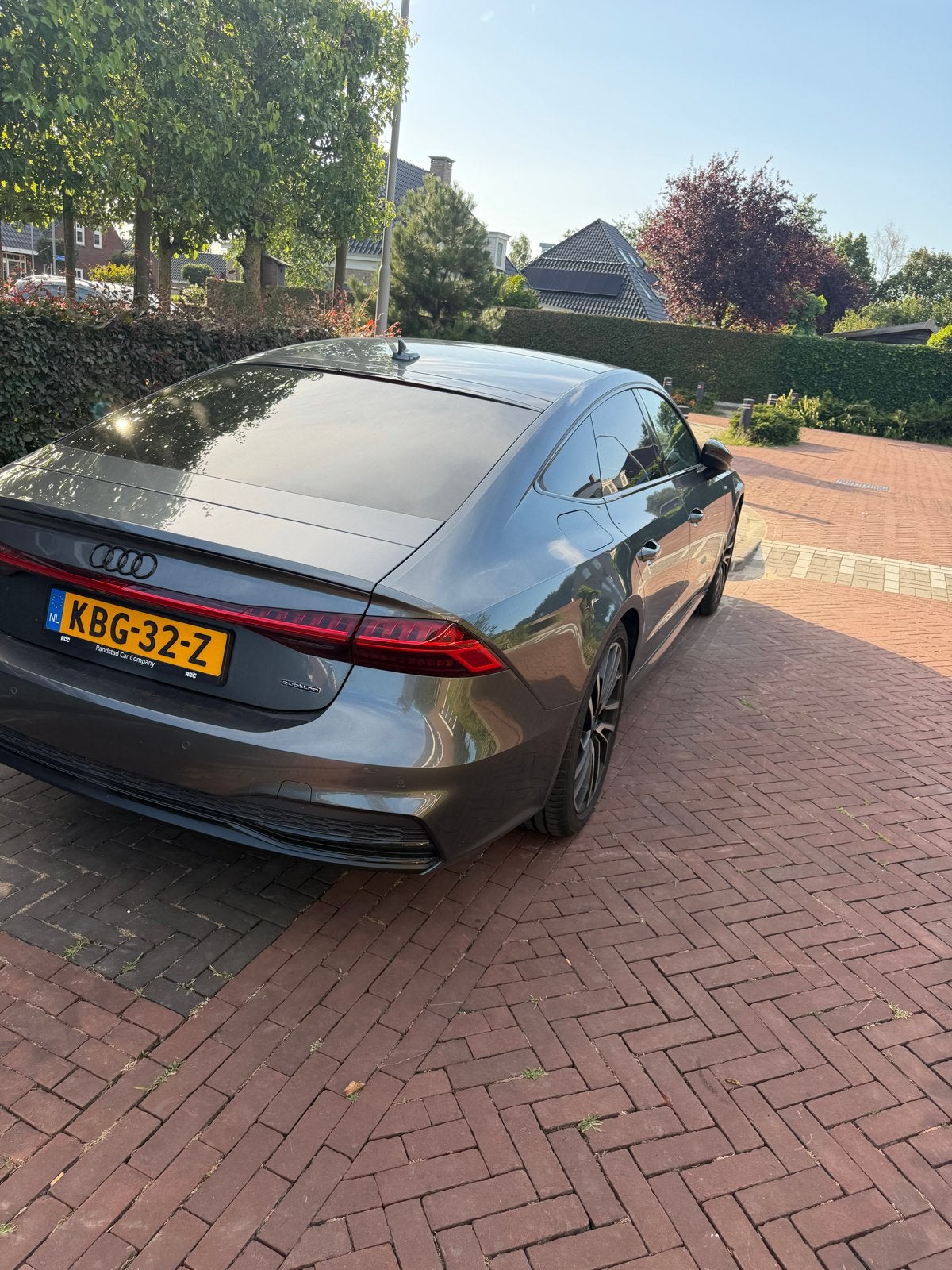 Audi A7 55 Tfsi e Quattro 367pk S Tronic 2024 Grijs, Auto's, Audi, Plug-in hybride, Vierwielaandrijving, Te koop, 750 kg