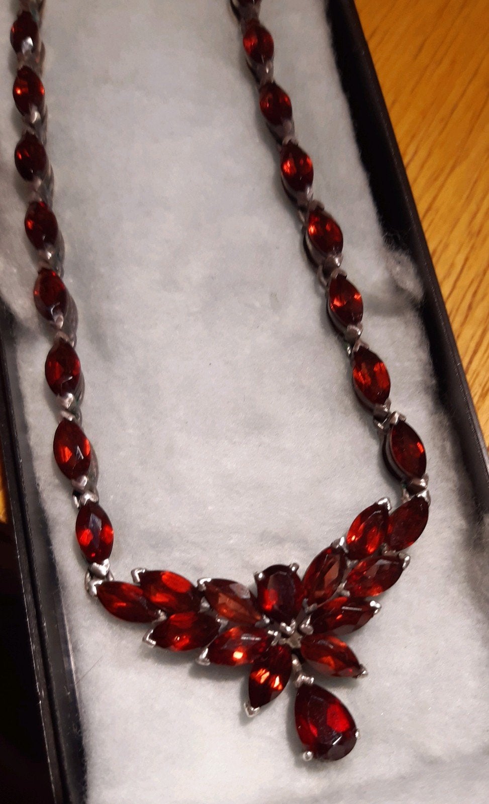 Antiek collier met 54 marquisegeslepen Boheemse granaten, Gebruikt, Ophalen of Verzenden, Met edelsteen, Rood