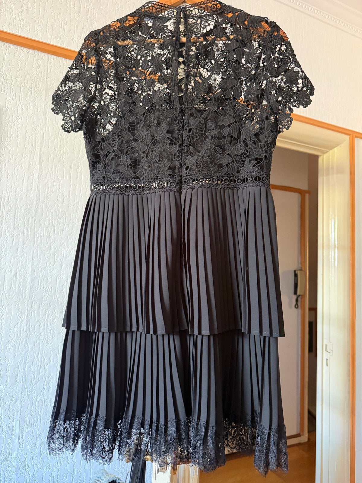 Zwarte kanten jurk met plooien en ruches, Kleding | Dames, Jurken, Verzenden, Zwart, Maat 42/44 (L), Zo goed als nieuw