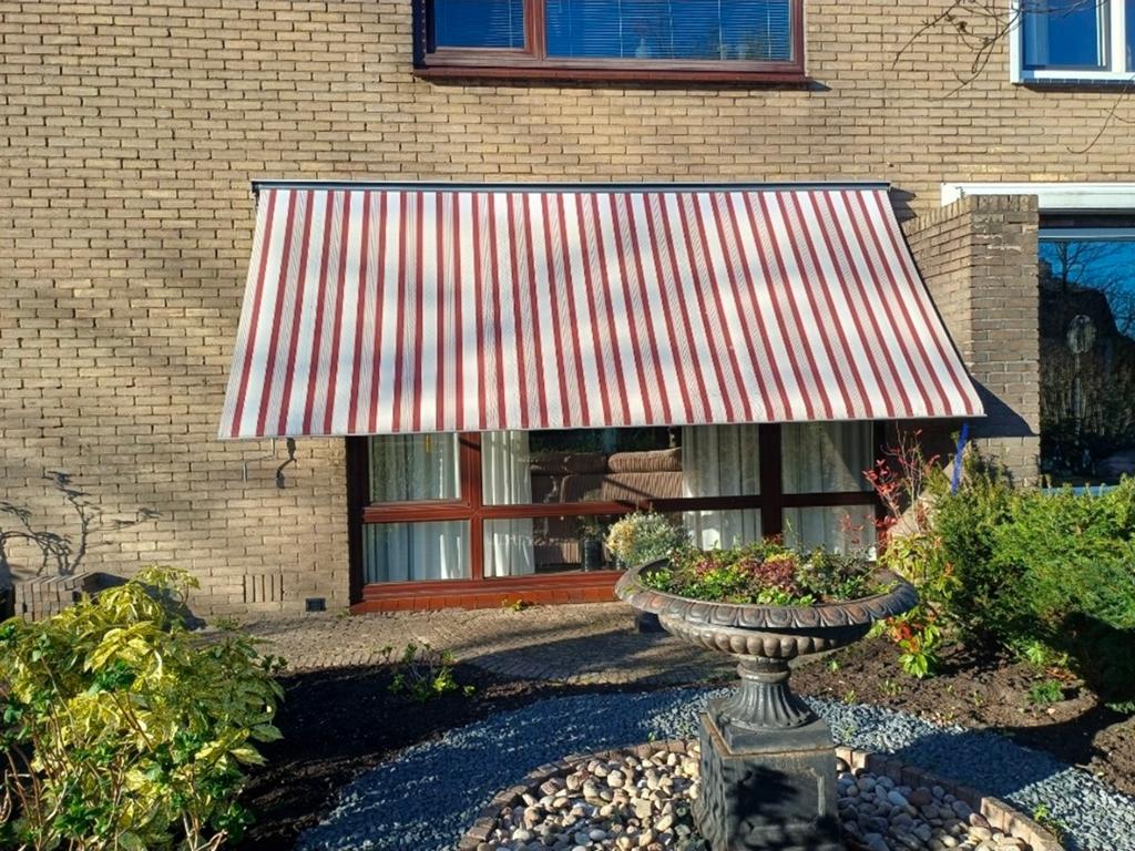 Uitvalscherm rood/wit gestreept, gebruikt, Tuin en Terras, Zonneschermen, Ophalen, Gebruikt, 150 tot 300 cm, 250 cm tot 450 cm