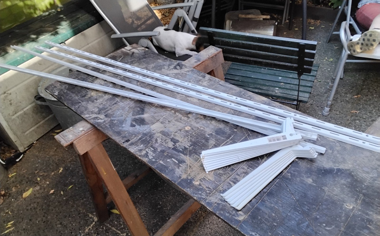 4 muursteunen 1,5m  met 16 haken van 25cm, Ophalen