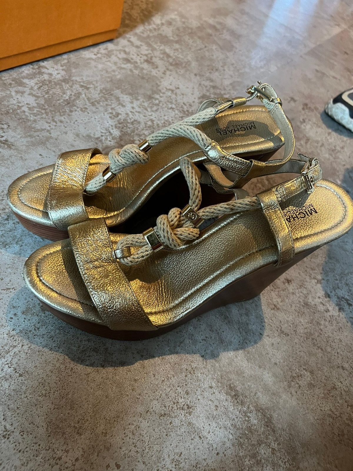 MICHAEL KORS sleehakken maat 40 origineel ZGAN goudkleurig, G, G, Zo goed als nieuw, F