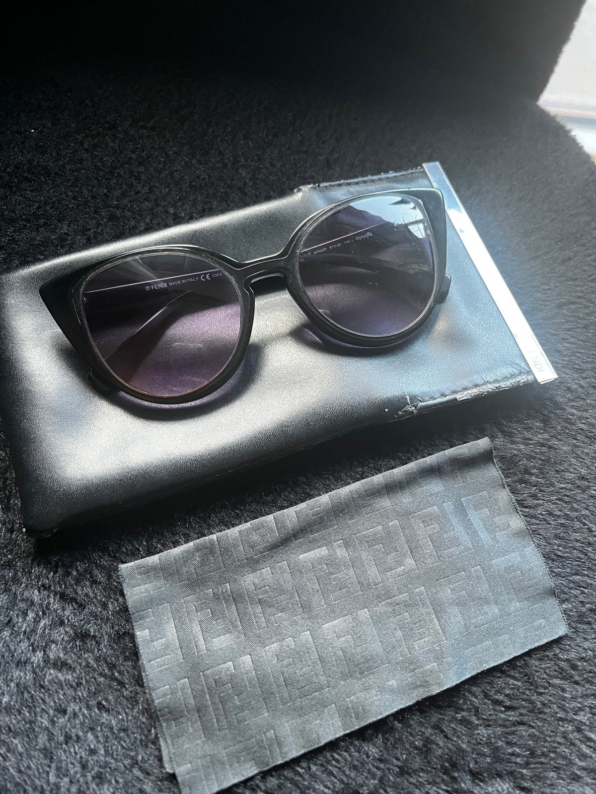 Fendi zonnebril - Zwart - Zo goed als nieuw, Overige merken, Zonnebril, Zwart, Ophalen of Verzenden