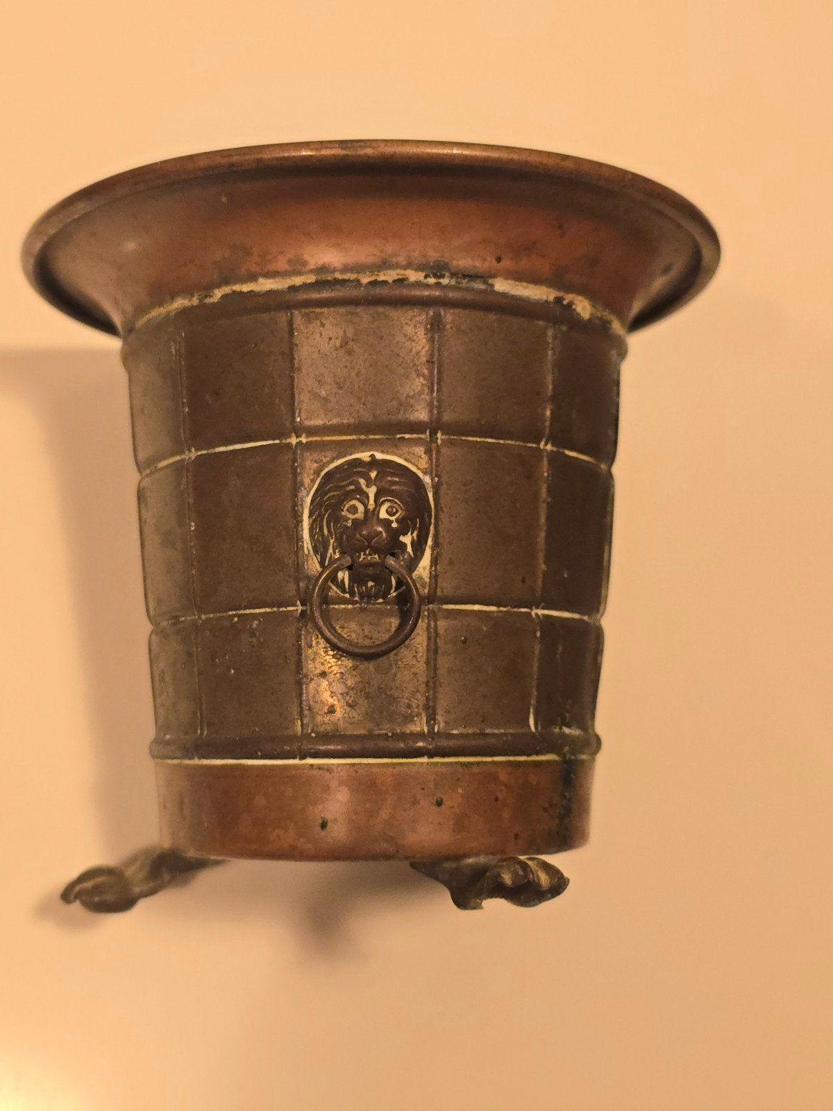 Antiek zeldzaam koperen bakje leeuwenpoten leeuwenkoppen, Ophalen of Verzenden, Koper