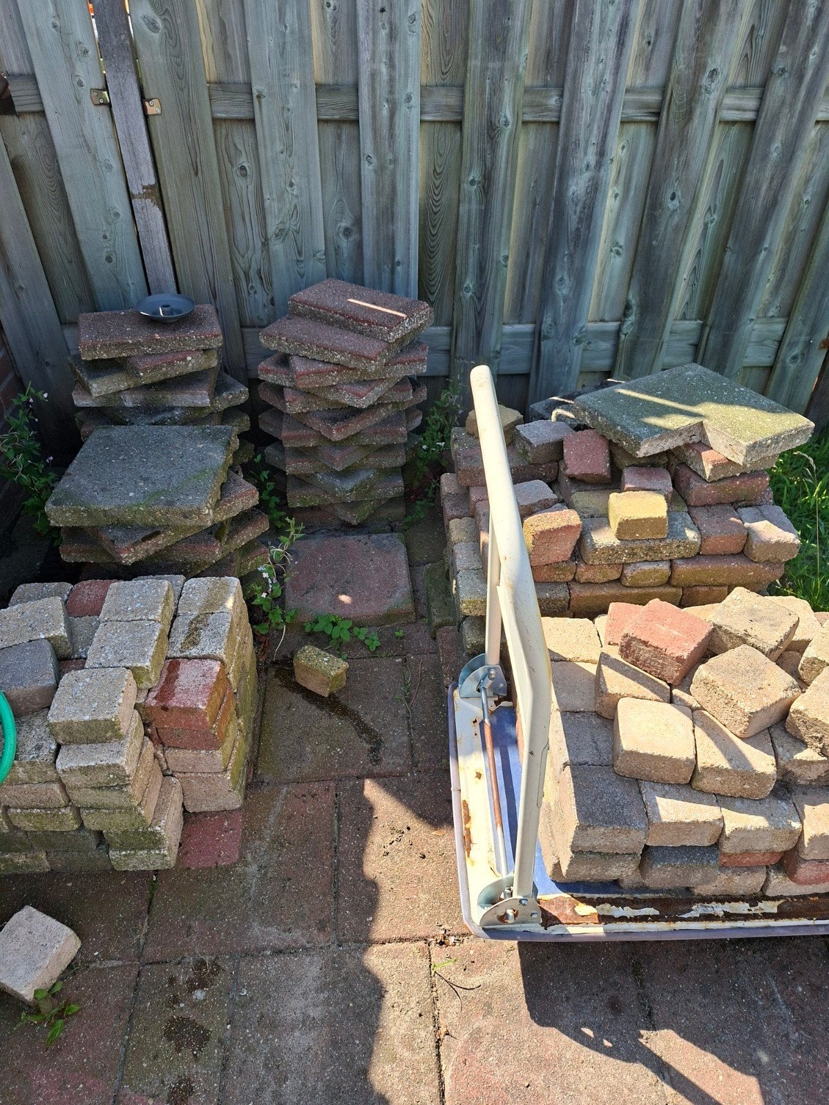 Gratis af te halen. Diverse soorten stenen., Ophalen, Gebruikt, Beton, Klinkers