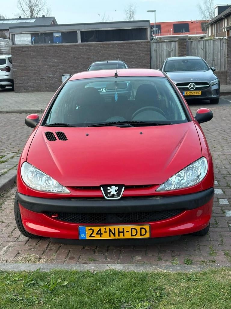 Peugeot 206 1.4 5D 2003 Rood, Auto's, Voorwielaandrijving, 31 €/maand, 4 cilinders, Origineel Nederlands