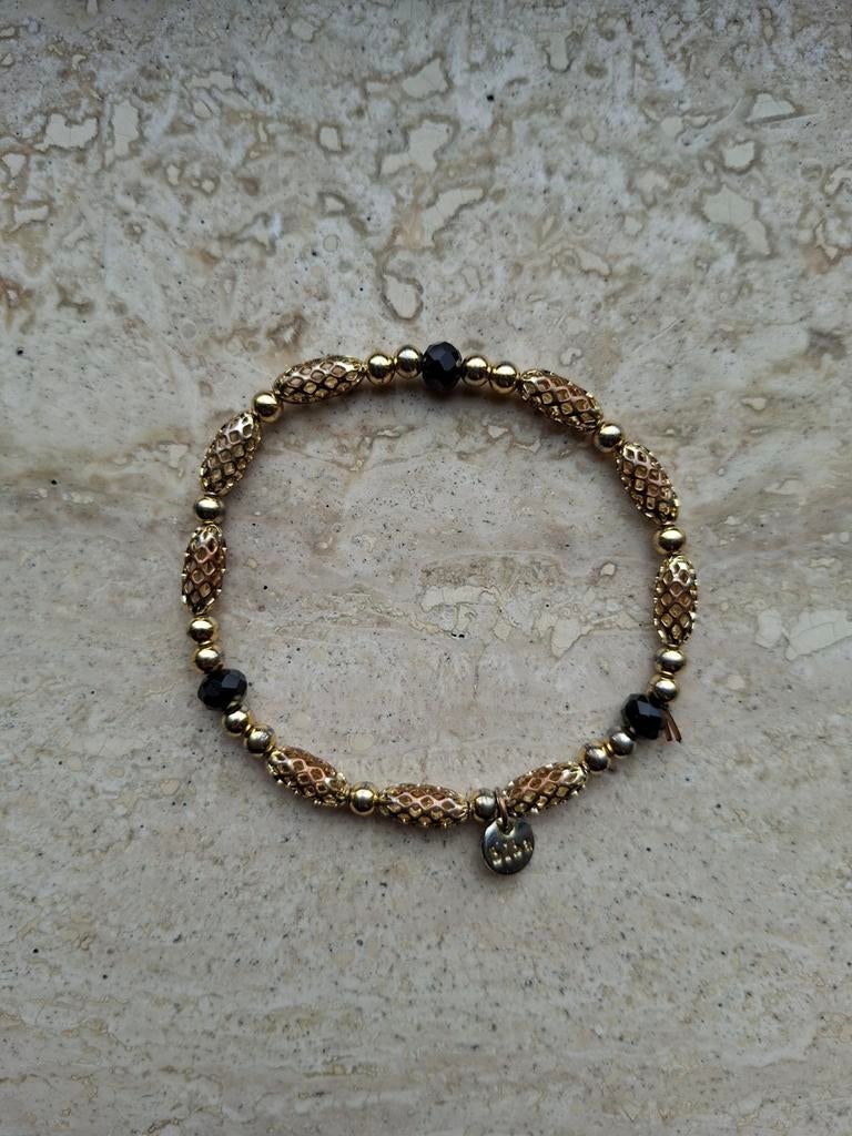 Biba goudkleurig armbandje met klein zwart kraaltje 3 euro, Staal, Nieuw, Ophalen of Verzenden, Met bedels of kralen
