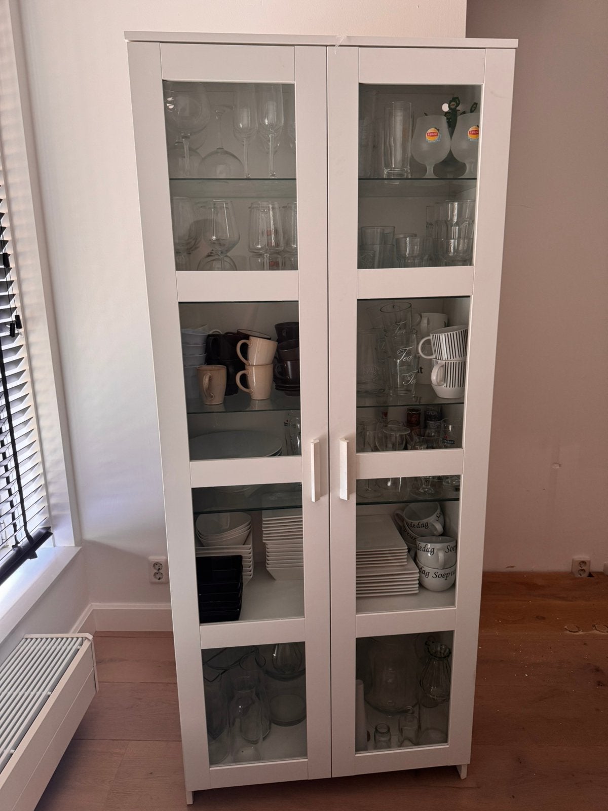 Ikea Vitrine/ boeken kast met glazen deuren, Huis en Inrichting, Kasten | Vitrinekasten, Ophalen, 50 tot 100 cm, Zo goed als nieuw
