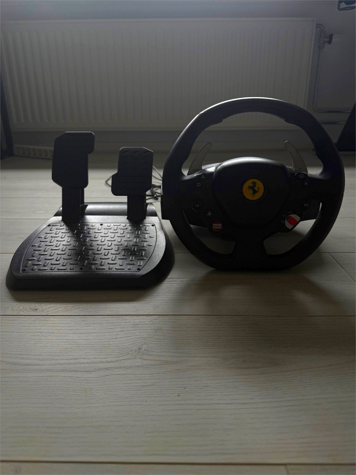 Thrustmaster Ferrari racestuur + pedalen (PS4/PS5/PC), Spelcomputers en Games, Ophalen, Zo goed als nieuw, Stuurtje of Sportattribuut