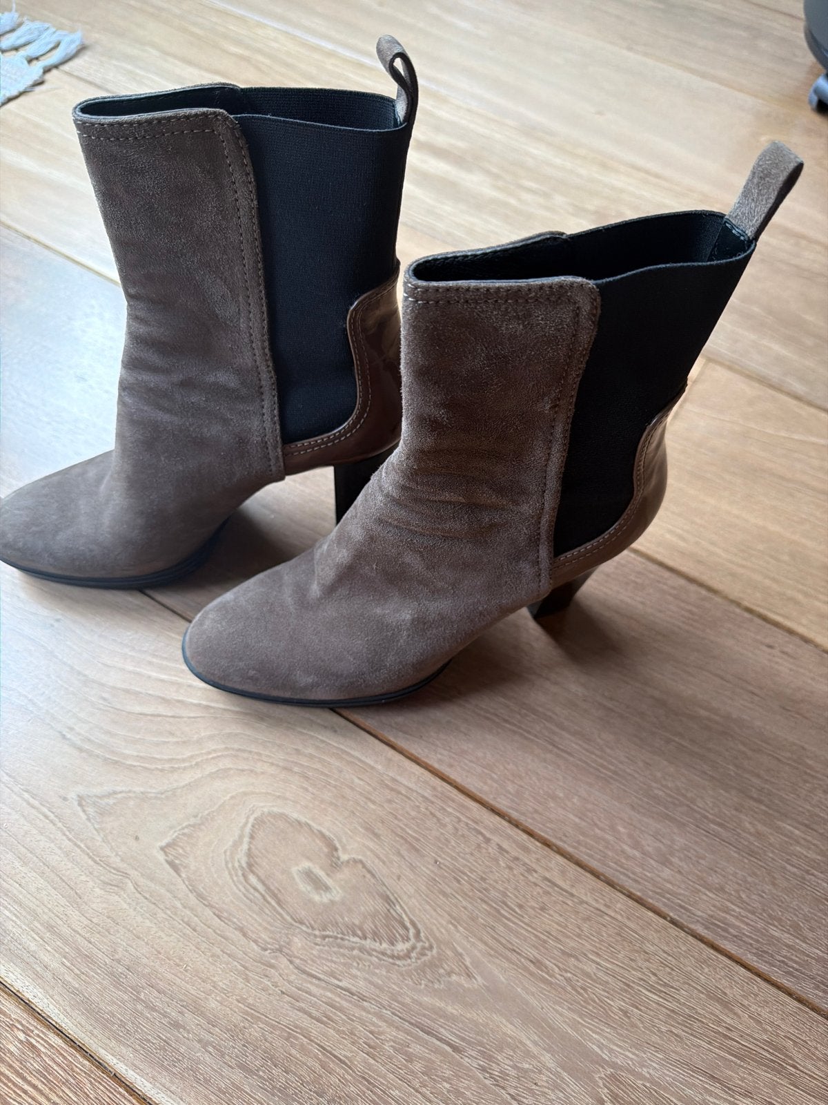 Hogan dames enkellaarsjes met hakken - Zo goed als nieuw, Kleding | Dames, Beige, Lage of Enkellaarzen, Ophalen of Verzenden, Zo goed als nieuw