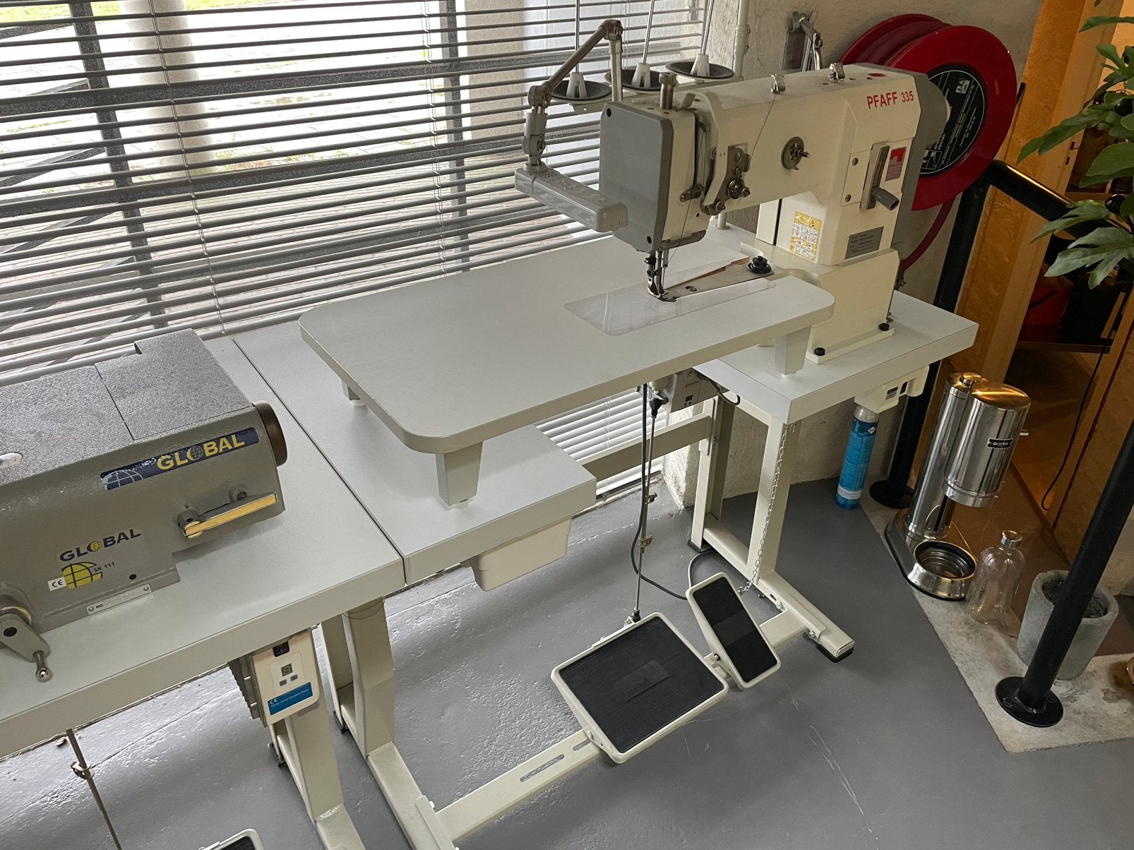 Pfaff 335 industriële naaimachine + tafel & verlichting, Ophalen, Zo goed als nieuw, Naaimachine, Pfaff