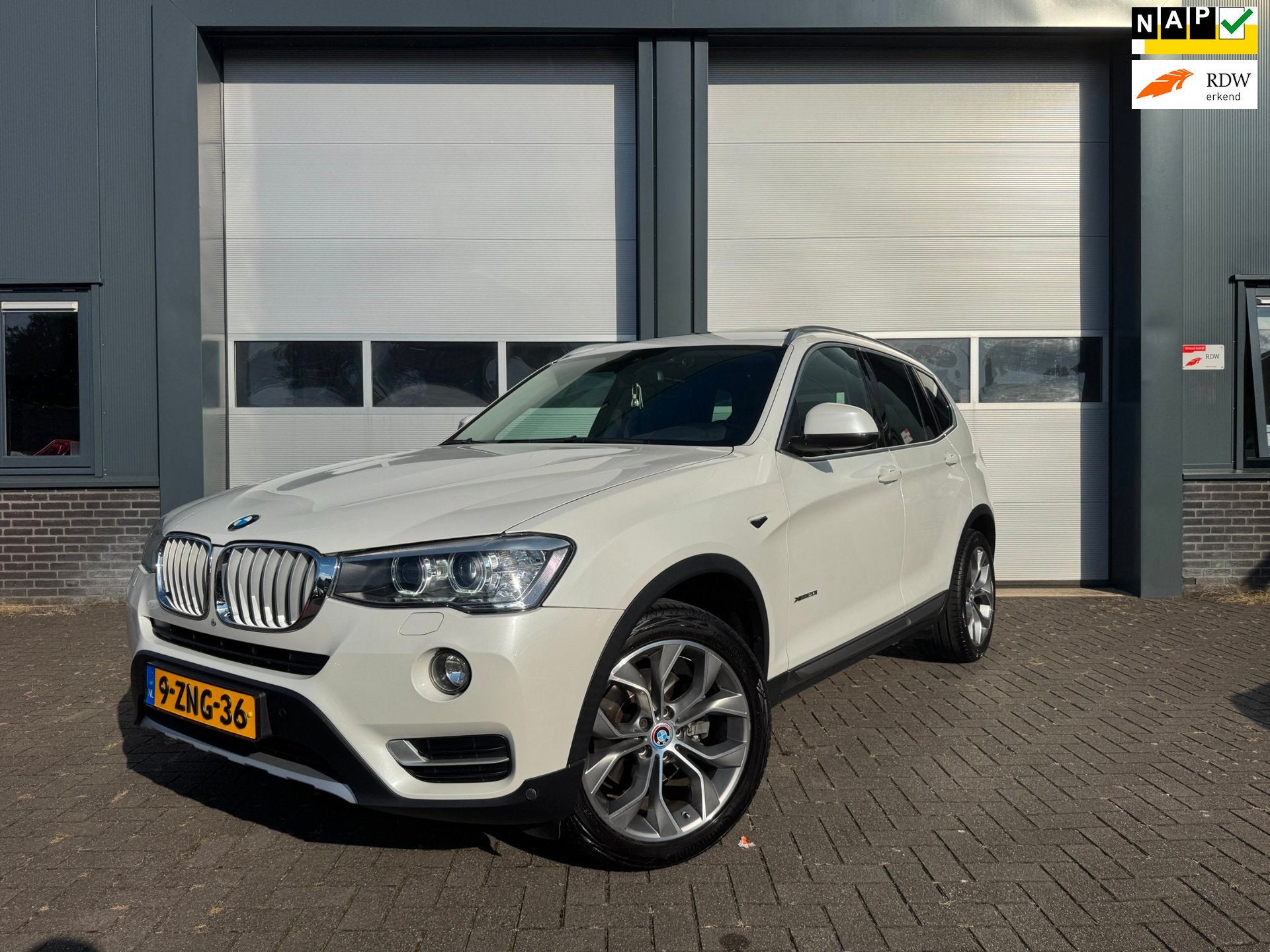 BMW X3 XDrive20i High Executive 360 Panoramadak Trekhaak, Auto's, Automaat, Gebruikt, 2000 kg, Wit