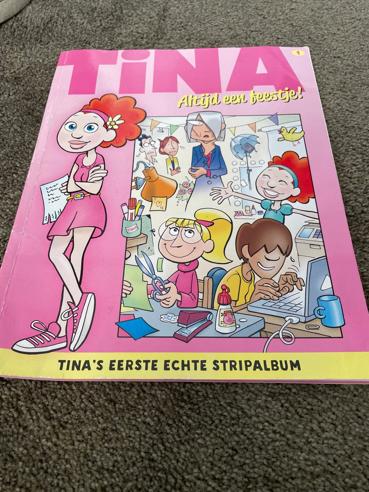 Tina's Eerste Echte Stripalbum - Altijd een feestje!, Eén stripboek, Ophalen of Verzenden, Zo goed als nieuw