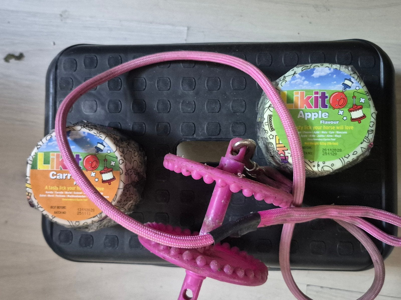 likit houder + 2 stenen, Dieren en Toebehoren, Ophalen of Verzenden