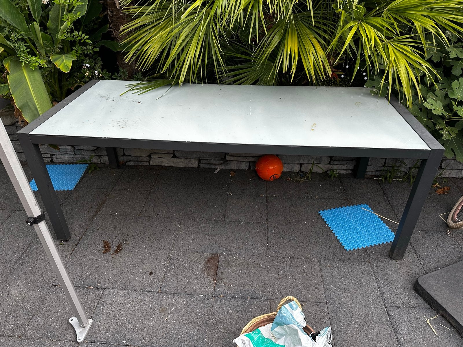 Tuin-/balkontafel met glazen blad, Tuin en Terras, Tuintafels, Ophalen, Gebruikt, Rechthoekig, Metaal