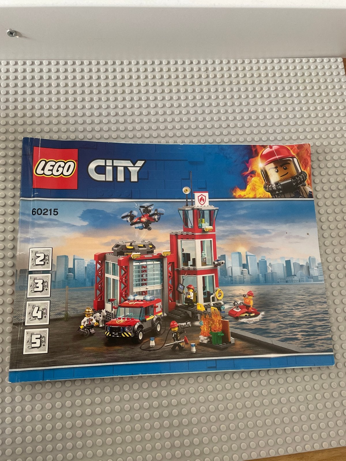 LEGO City 60215 Brandweerkazerne - Netjes + Boekjes, Ophalen, Zo goed als nieuw
