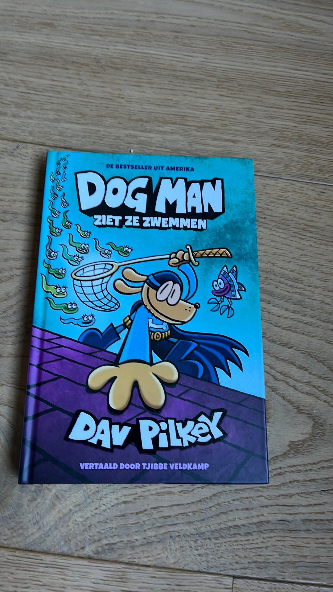 Dav Pilkey - Dog Man ziet ze zwemmen. Dog Man, Gelezen, Fictie algemeen, Ophalen of Verzenden, Dav Pilkey