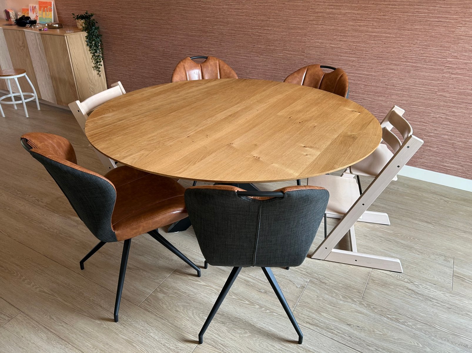 Ronde houten tafel 150cm met stalen poot, Ophalen, 100 tot 150 cm, 150 tot 200 cm, Zo goed als nieuw