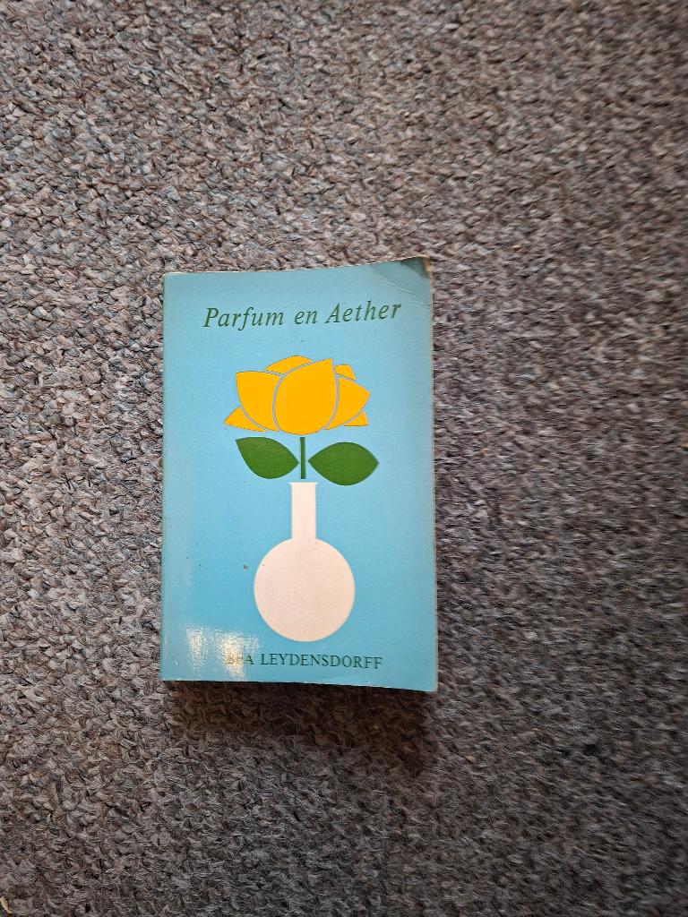 Parfum en aether/doktersroman, Boeken, Romans, Gelezen, Ophalen of Verzenden