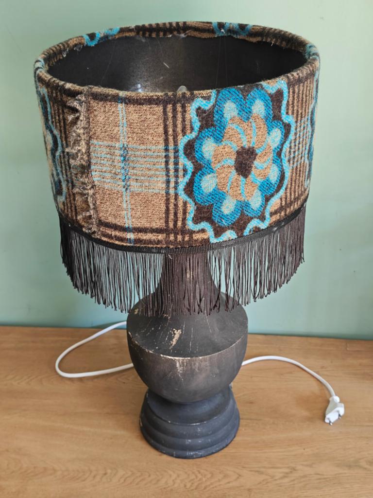 Bohemian Retro Schemerlamp Met Houten Voet en Wollen Kap, Ophalen of Verzenden, Gebruikt