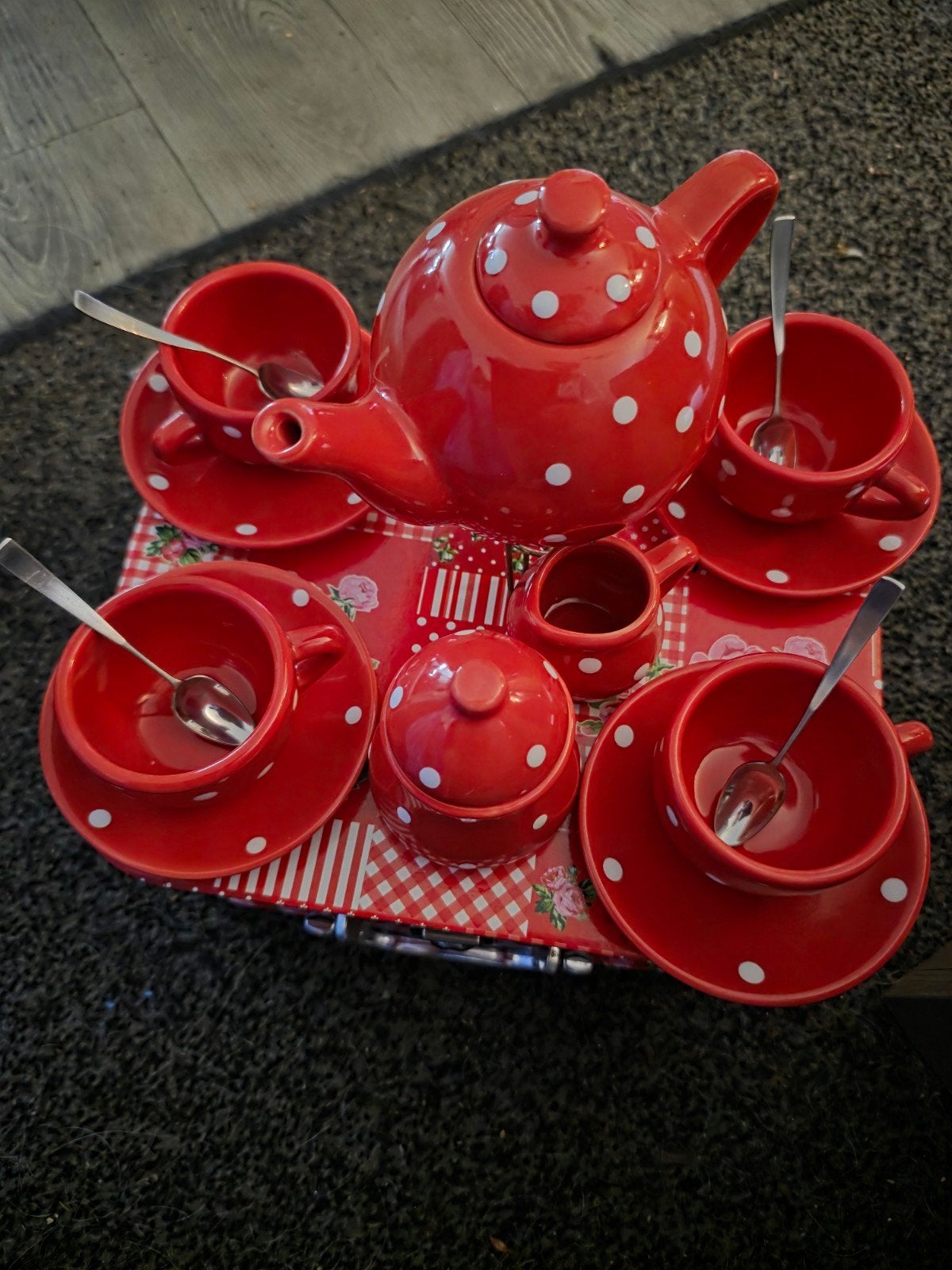 Mooi porseleinen kinderservies - Rood met witte stippen, Ophalen, Zo goed als nieuw, Jongen of Meisje