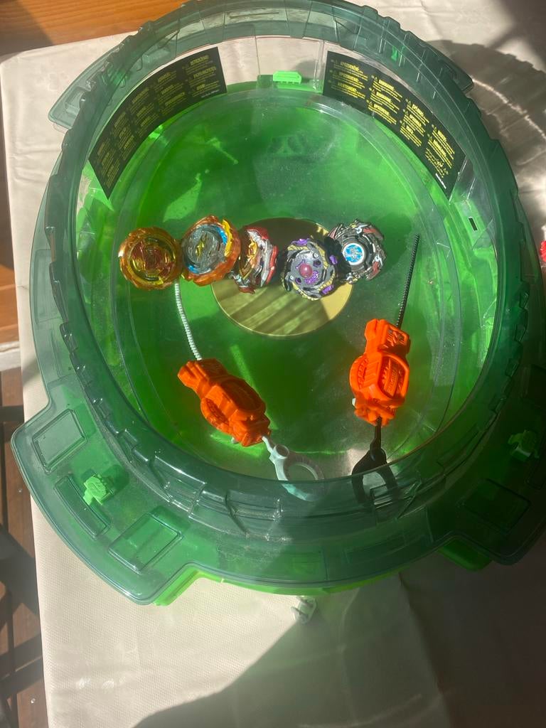 Beyblade set- arena met 2 verdiepingen-2 launchers- 5 blades, Ophalen of Verzenden, Gebruikt, Jongen of Meisje