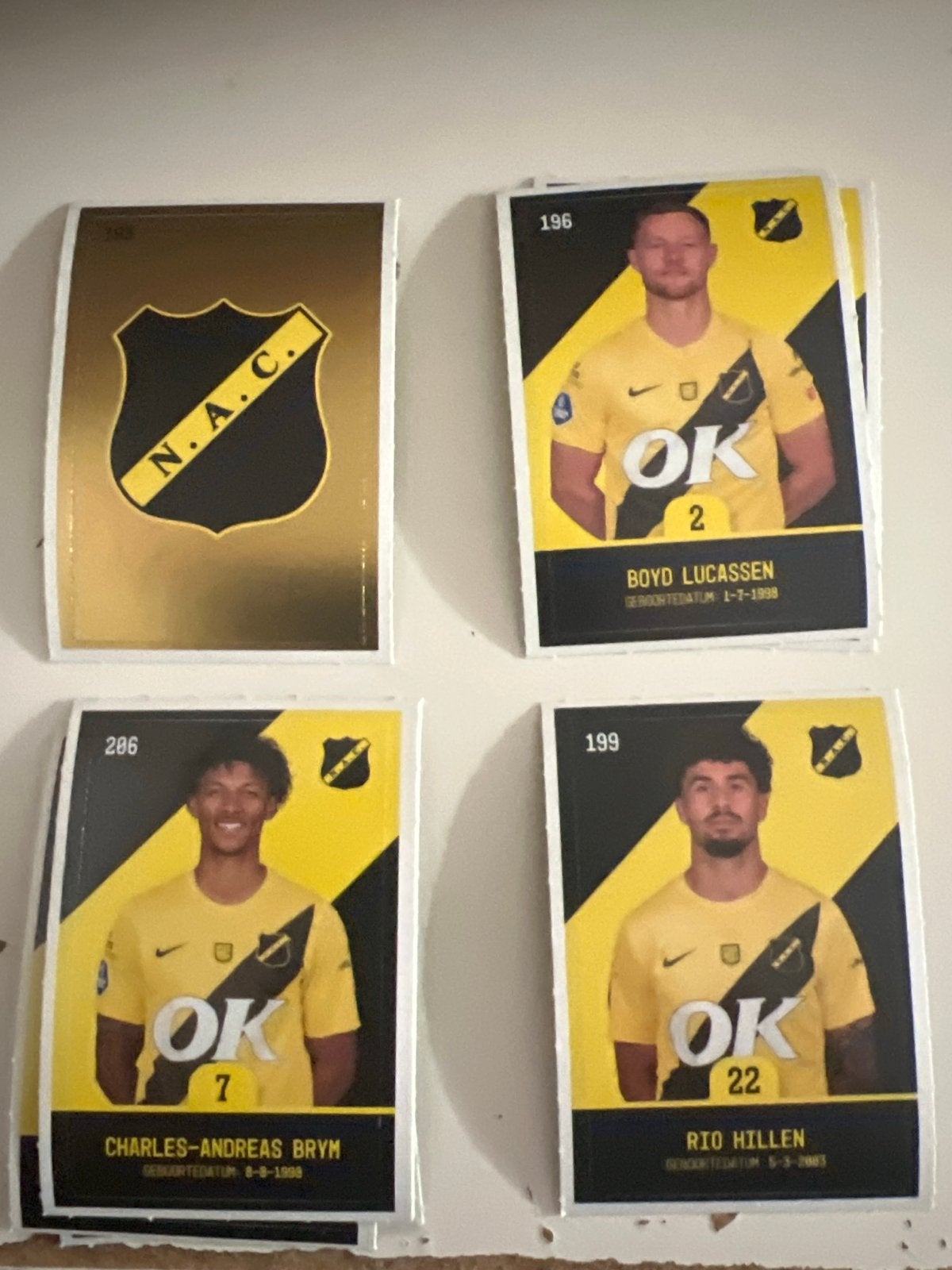 NAC voetbalplaatjes 2026 Plus - Nr. 193, 196, 199, 206, Verzamelen, Sportartikelen en Voetbal, Verzenden, Nieuw, NAC Breda, Poster, Plaatje of Sticker
