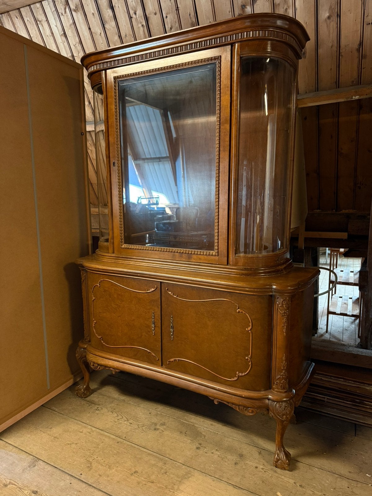 Antieke vitrinekast met rond glas, Ophalen