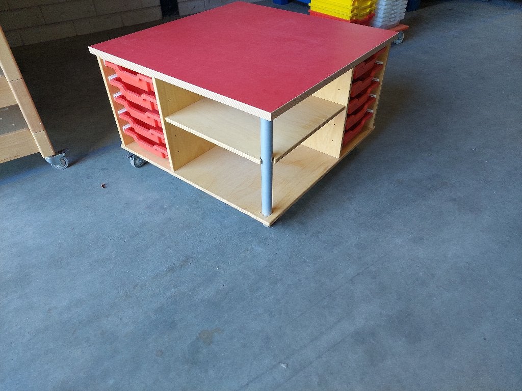 Klassehout verrijdbare speeltafel / knusteltafel met lades, Ophalen of Verzenden, Zo goed als nieuw
