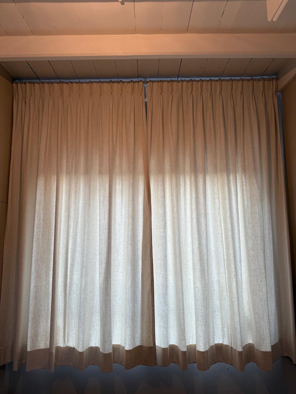 2 stuks stevige overgordijnen beige met dubbele plooi, Huis en Inrichting, Stoffering | Gordijnen en Lamellen, Gebruikt, Met haken