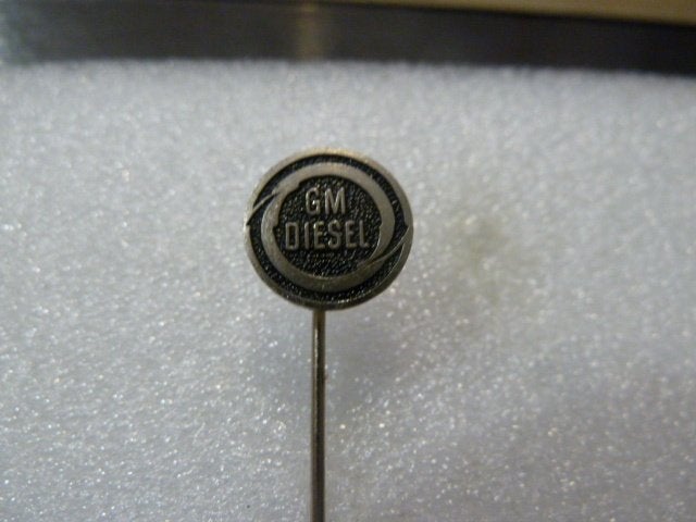 Vintage GM Diesel speldje/pin, Verzamelen, Ophalen of Verzenden, Gebruikt, Merk, Speldje of Pin