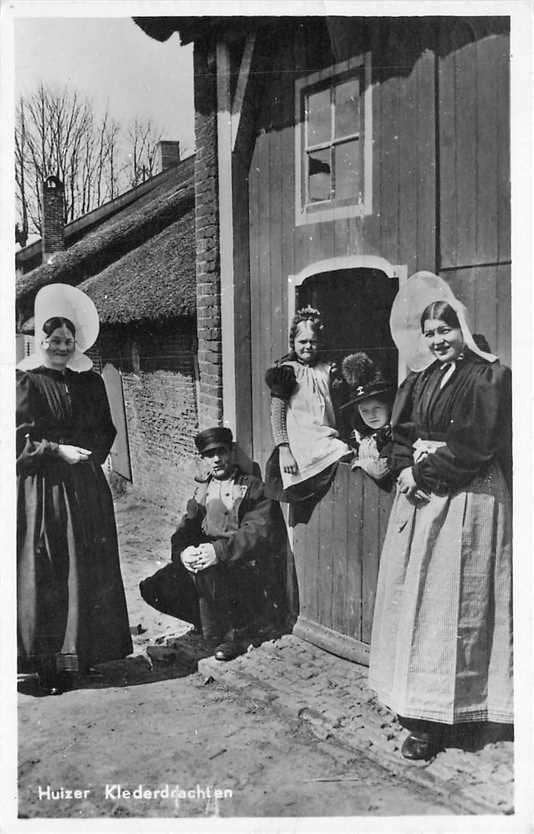 300-185-011 Huizen Klederdrachten, Verzenden, Voor 1920, Noord-Holland