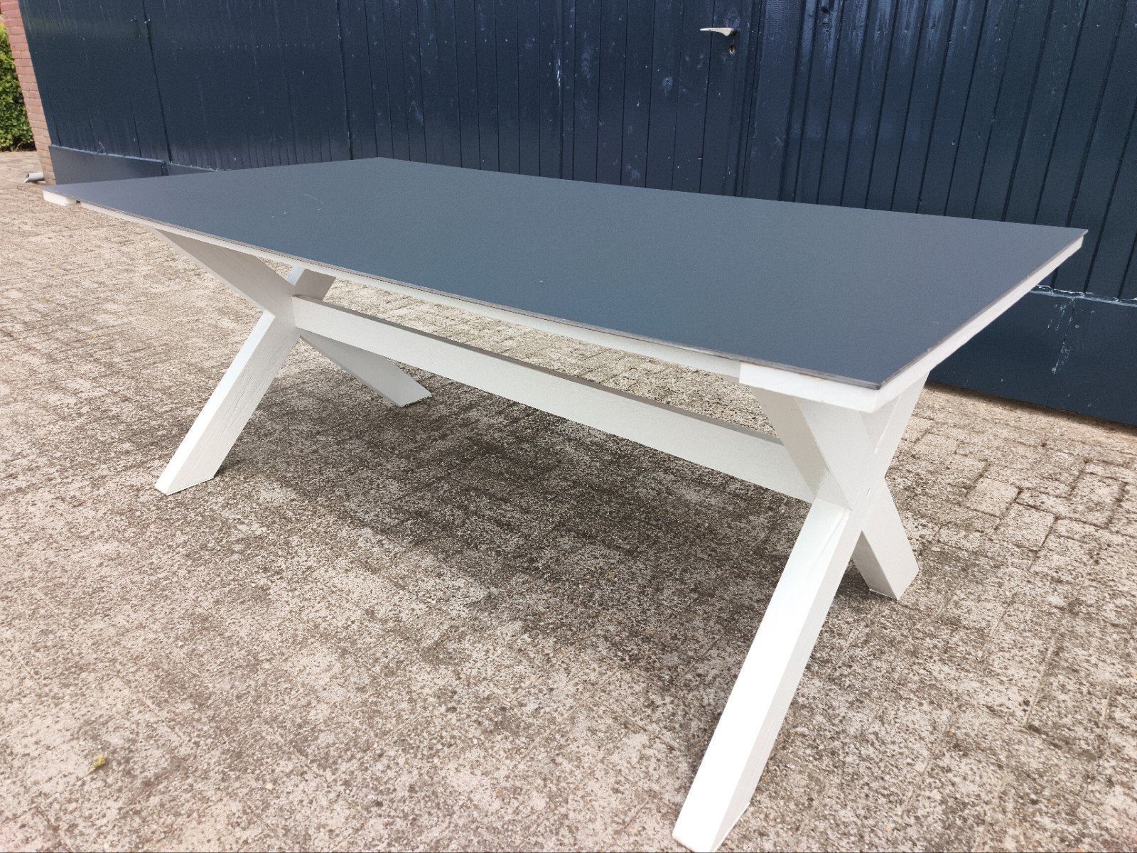 Robuuste eettafel met X-poten en grijs blad, Ophalen, Gebruikt, Overige materialen, 50 tot 100 cm