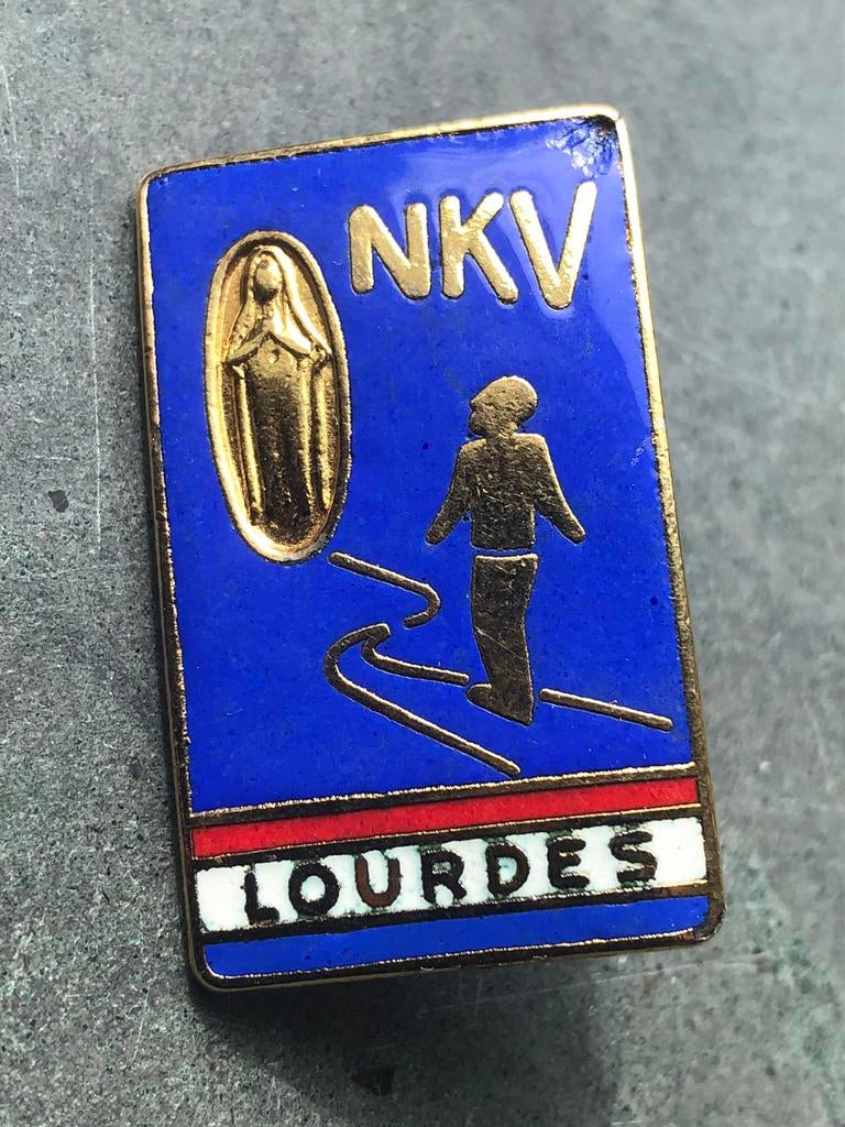 Vintage broche met daarop de tekst NKV LOURDES, Verzamelen, Ophalen of Verzenden, Gebruikt, Overige onderwerpen, Button