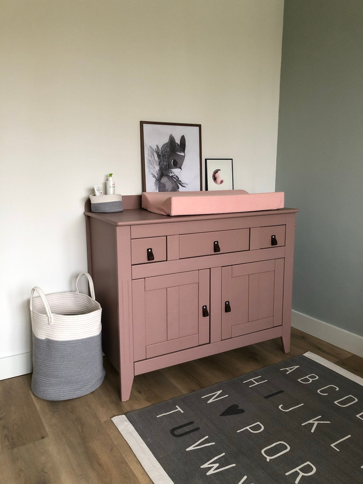 Vintage oudroze commode met leren handgrepen, Ophalen, 50 tot 70 cm, Zo goed als nieuw, 75 tot 100 cm