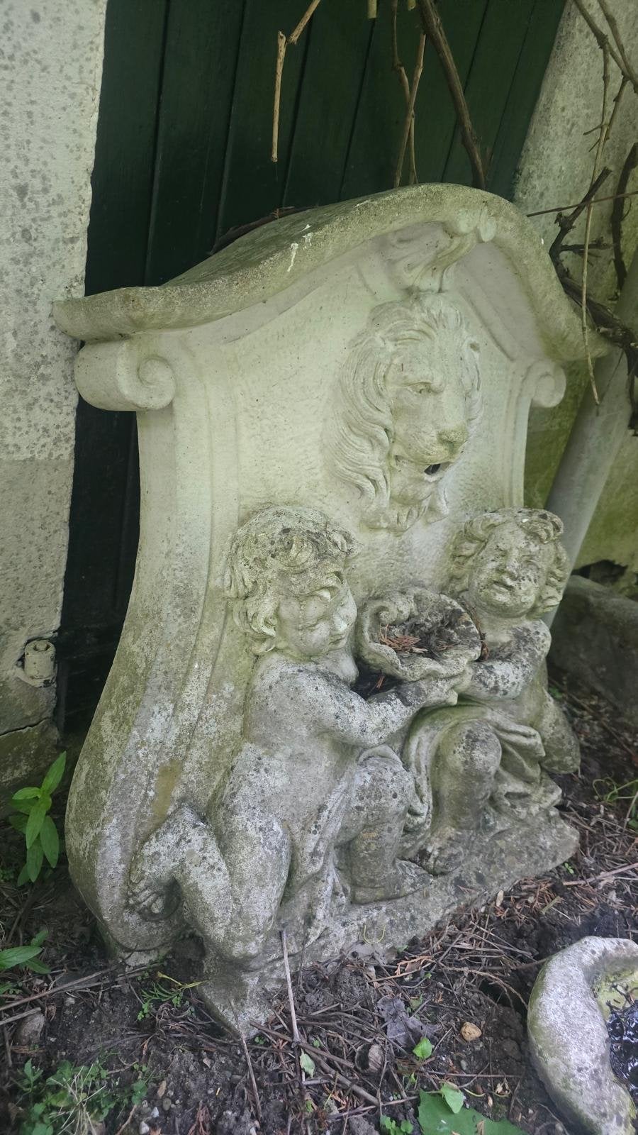 Oude stenen fontein met engeltjes en leeuwenkop, Ophalen, Gebruikt