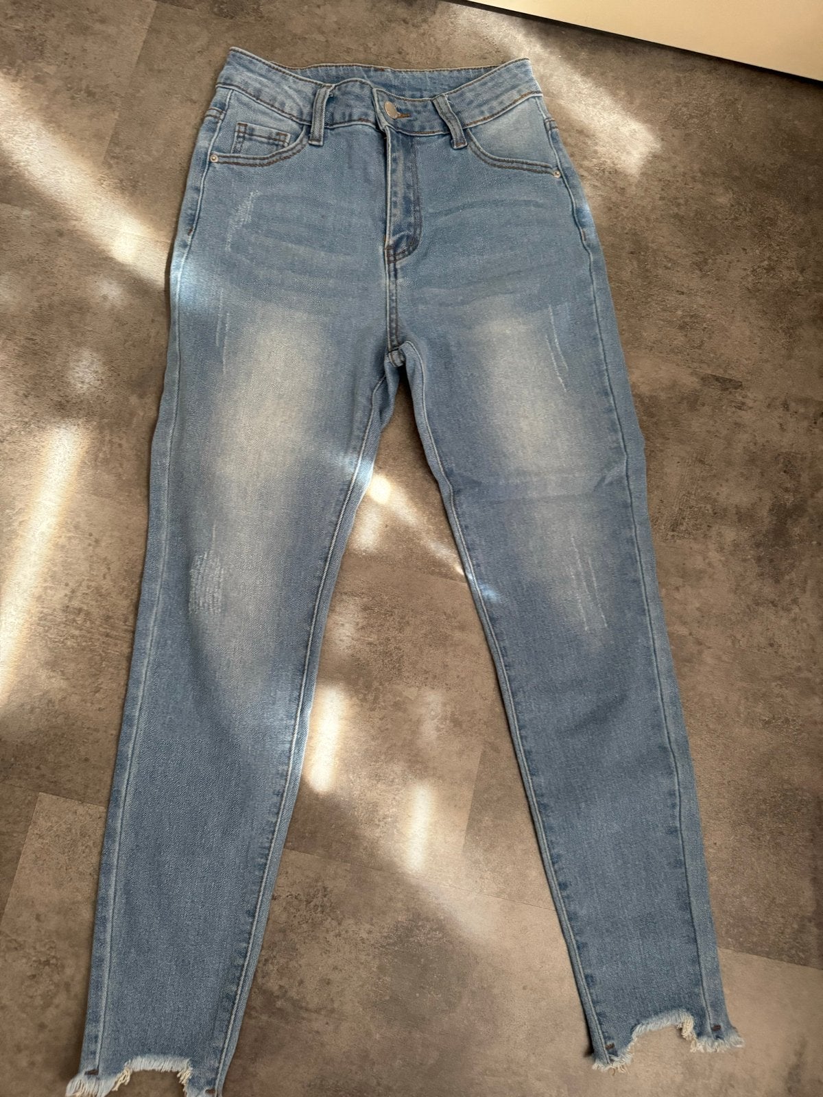 Lichtblauwe jeans met gerafelde pijpen, Kleding | Dames, Spijkerbroeken en Jeans, Ophalen of Verzenden, Nieuw, Blauw, W27 (confectie 34) of kleiner