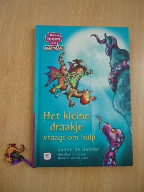 Het kleine draakje vraagt om hulp, Sanne de Bakker AVI E3, Ophalen of Verzenden, Zo goed als nieuw, Fictie algemeen