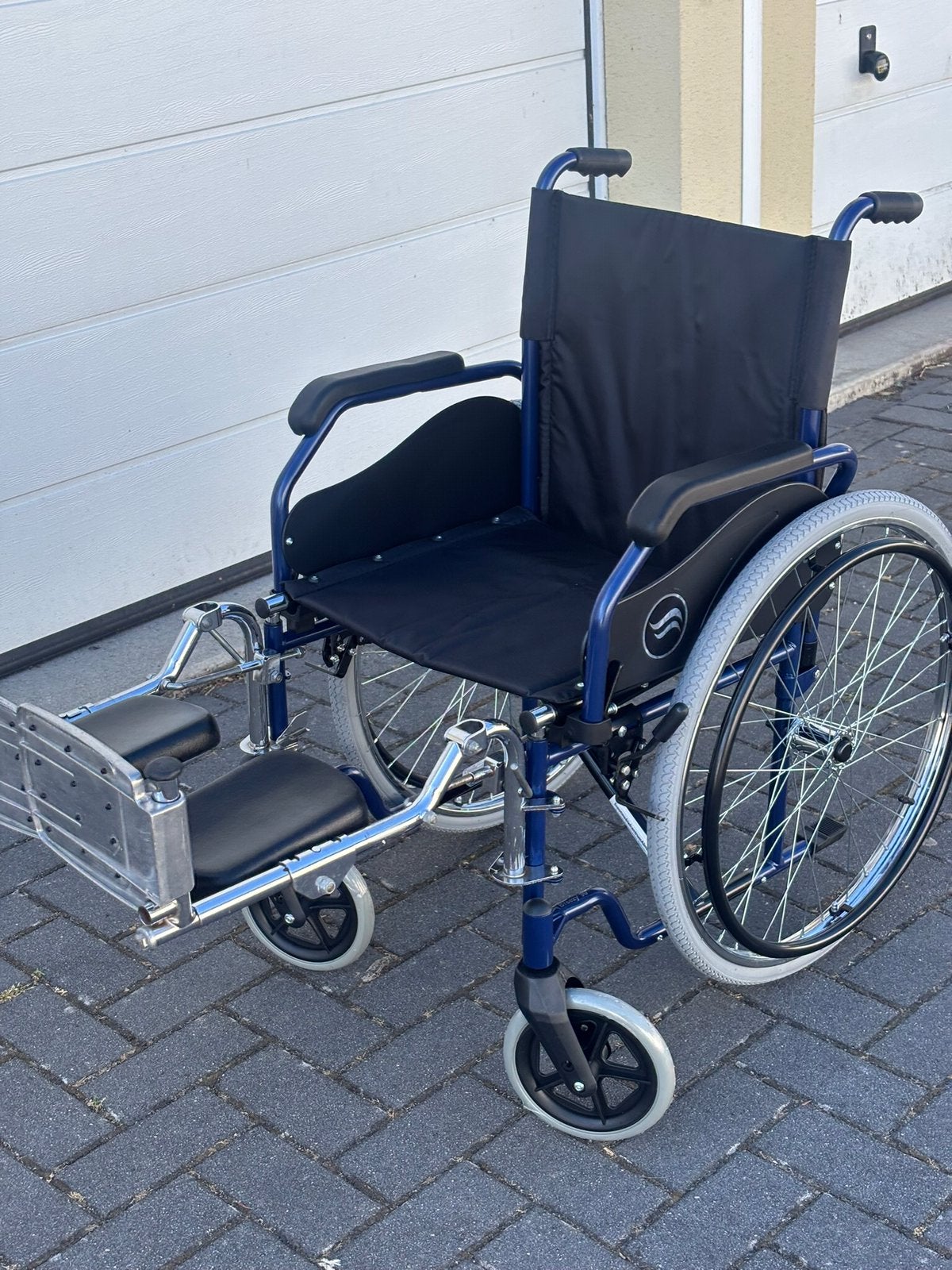 Nieuwe Rolstoel beensteunen geschikt voor gestrekt been ., Meer info ☎️0️⃣6️⃣➖2️⃣0️⃣9️⃣0️⃣1️⃣0️⃣4️⃣0️⃣, Breezy inklapbare rolstoel , nieuw