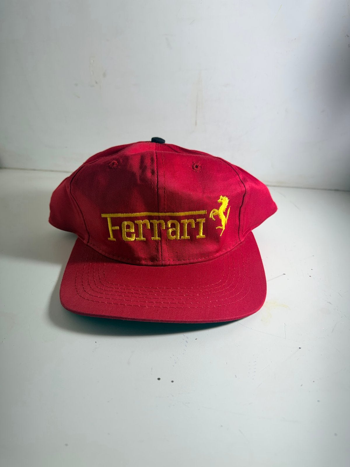 Vintage Ferrari Pet - Rood met Geel Logo, Ophalen of Verzenden, Gedragen, One size fits all, Pet