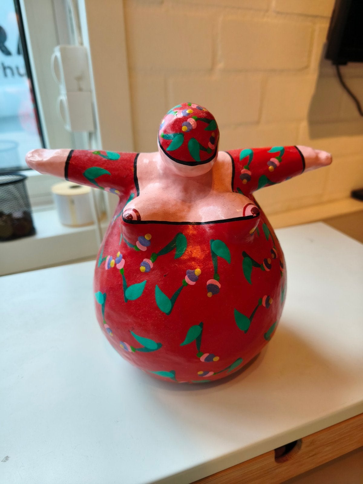Trijnje Wubbolt kunstbeeld dikke dame handbeschilderd, Antiek en Kunst, Minder dan 20 cm, Natuurlijk materiaal, Ophalen of Verzenden
