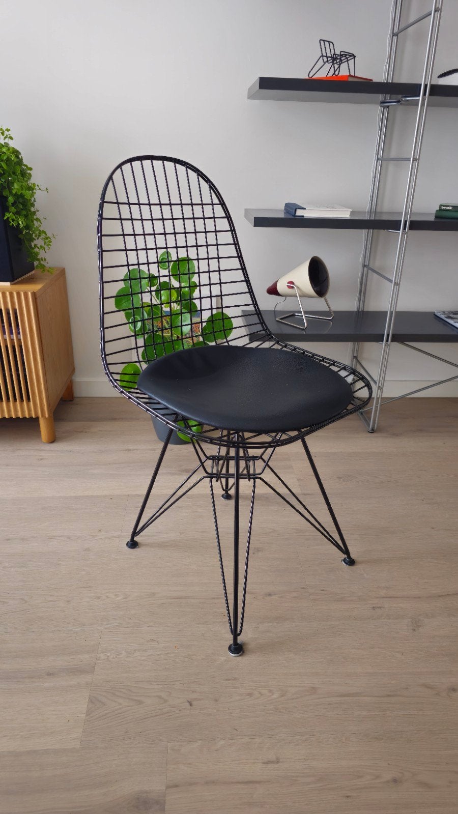 Zwarte metalen draadstoel met kussen, modern design, Ophalen of Verzenden, Zo goed als nieuw, Eén, Leer
