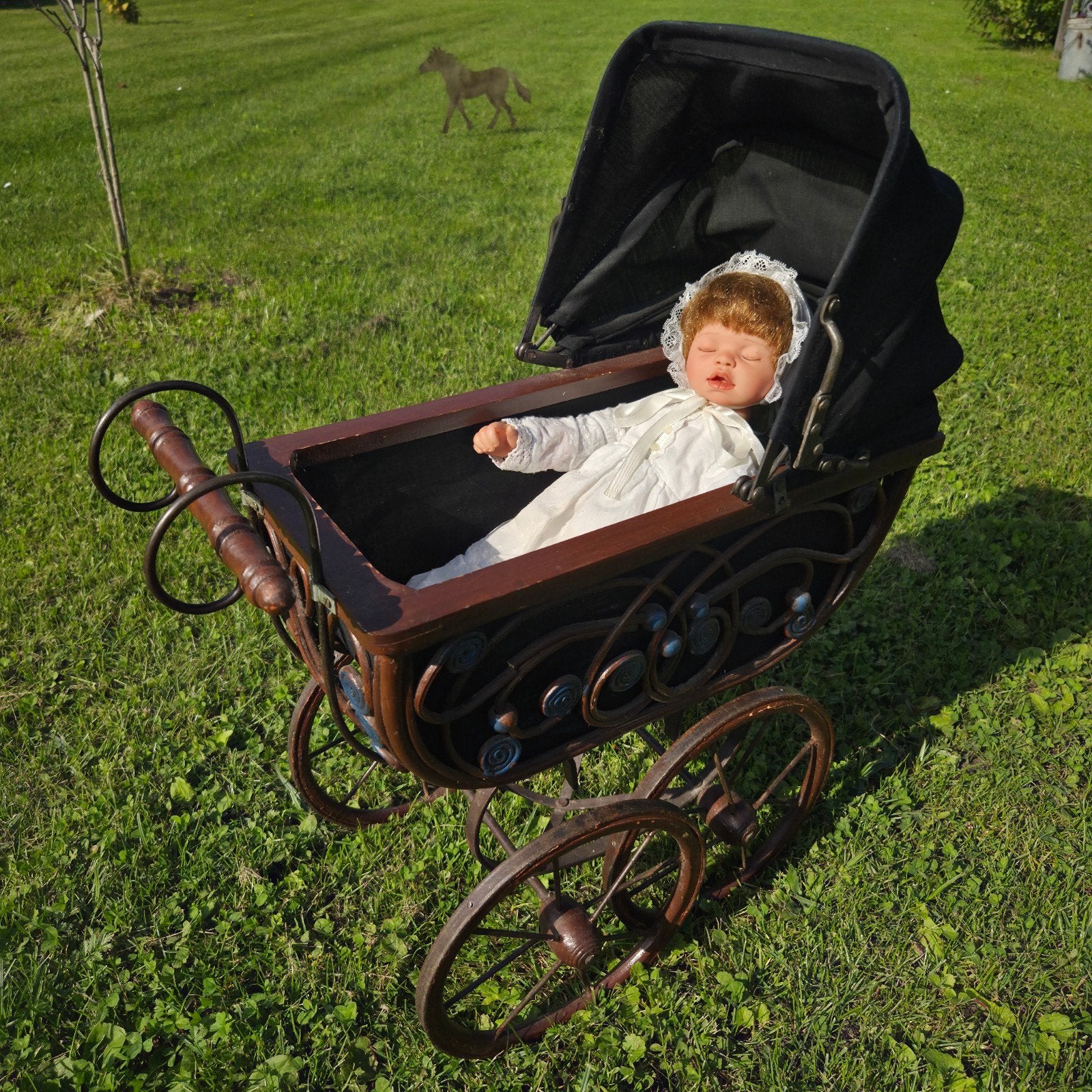 Oude houten antieke poppenwagen Victoriaanse stijl incl pop, Ophalen