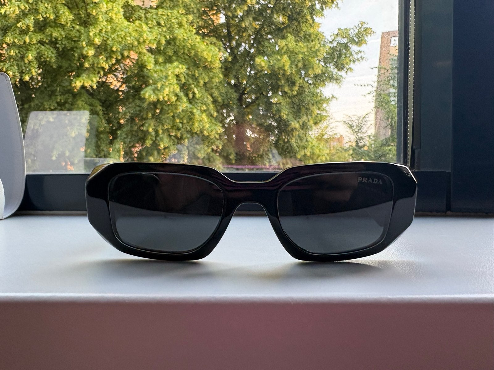 Prada Zonnebril Zwart - Zo goed als nieuw, Zonnebril, Prada, Zwart, Ophalen of Verzenden