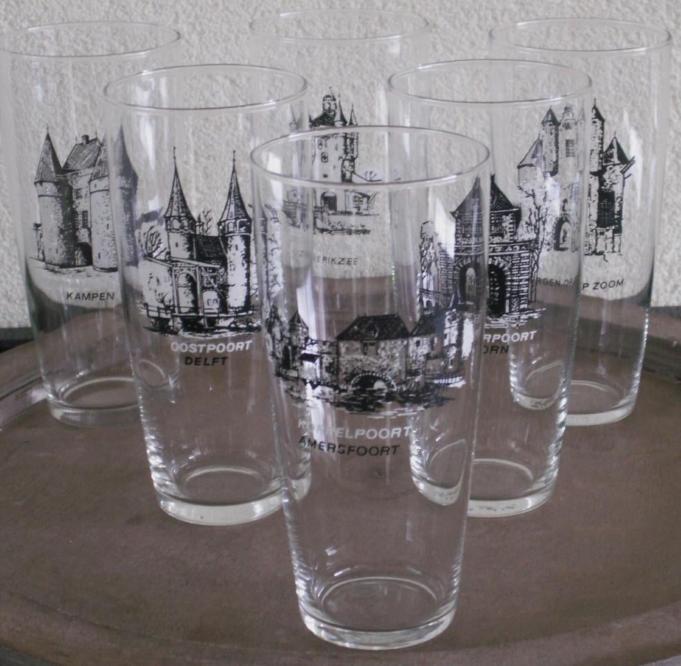 Complete set van zes glazen stadspoorten jaren 60 Delft Amer, Verzamelen, Ophalen of Verzenden, Nieuw, Bierglas