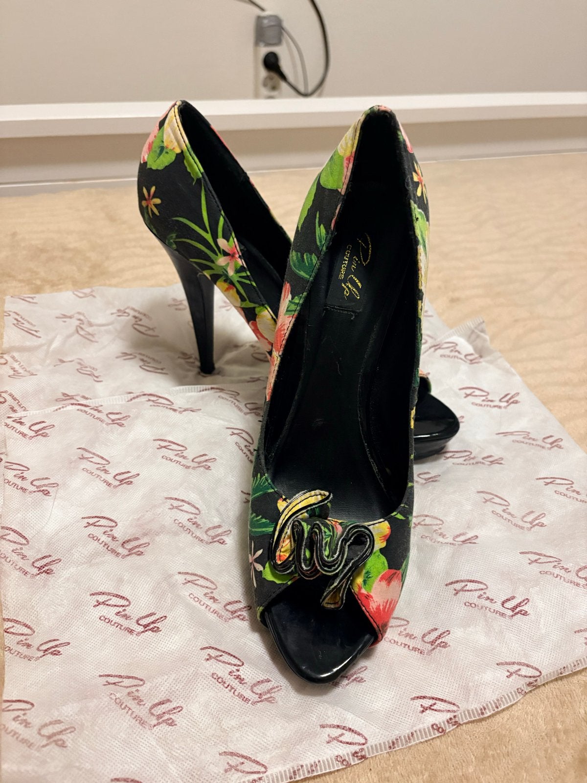 Pin Up Couture Peep Toe Heels- black floral design - Maat 41, Pumps, Zwart, Ophalen of Verzenden, Zo goed als nieuw
